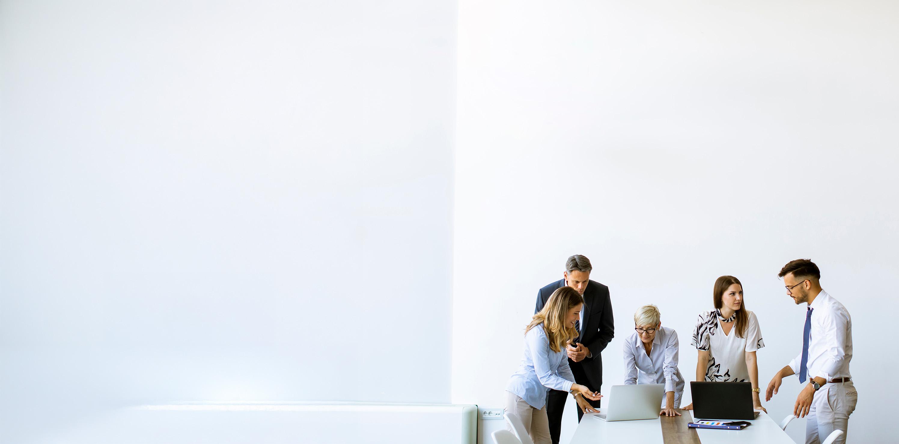 Kantoormedewerkers Kantoormedewerkers werken samen tijdens overleg rond een tafel